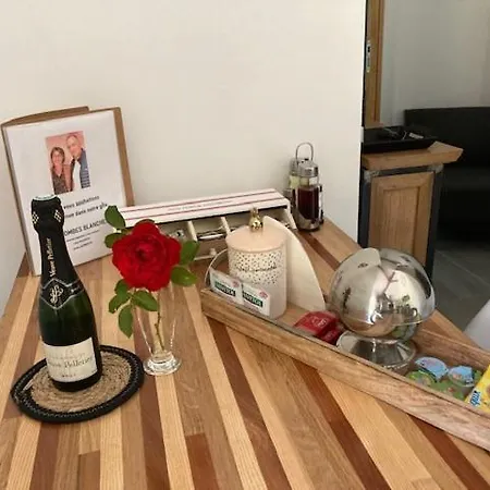 Des Combes Blanches Avec Piscine Et Jacuzzi