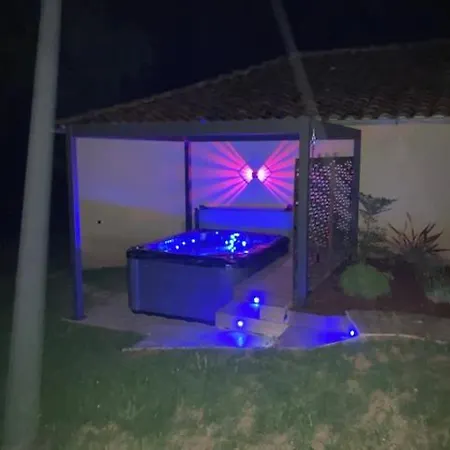 Tatil Evi Des Combes Blanches Avec Piscine Et Jacuzzi *