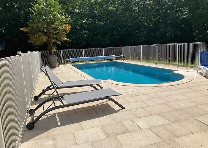 Des Combes Blanches Avec Piscine Et Jacuzzi