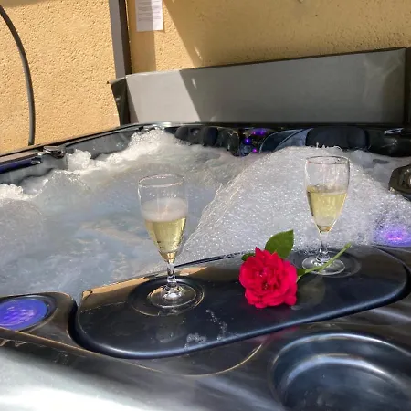Des Combes Blanches Avec Piscine Et Jacuzzi *