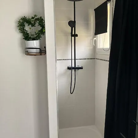 Des Combes Blanches Avec Piscine Et Jacuzzi Сasa de vacaciones *