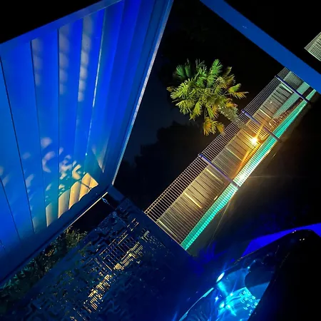 Des Combes Blanches Avec Piscine Et Jacuzzi *